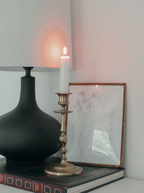 Store klassiske lysestager i guldfarvet metal | Et par