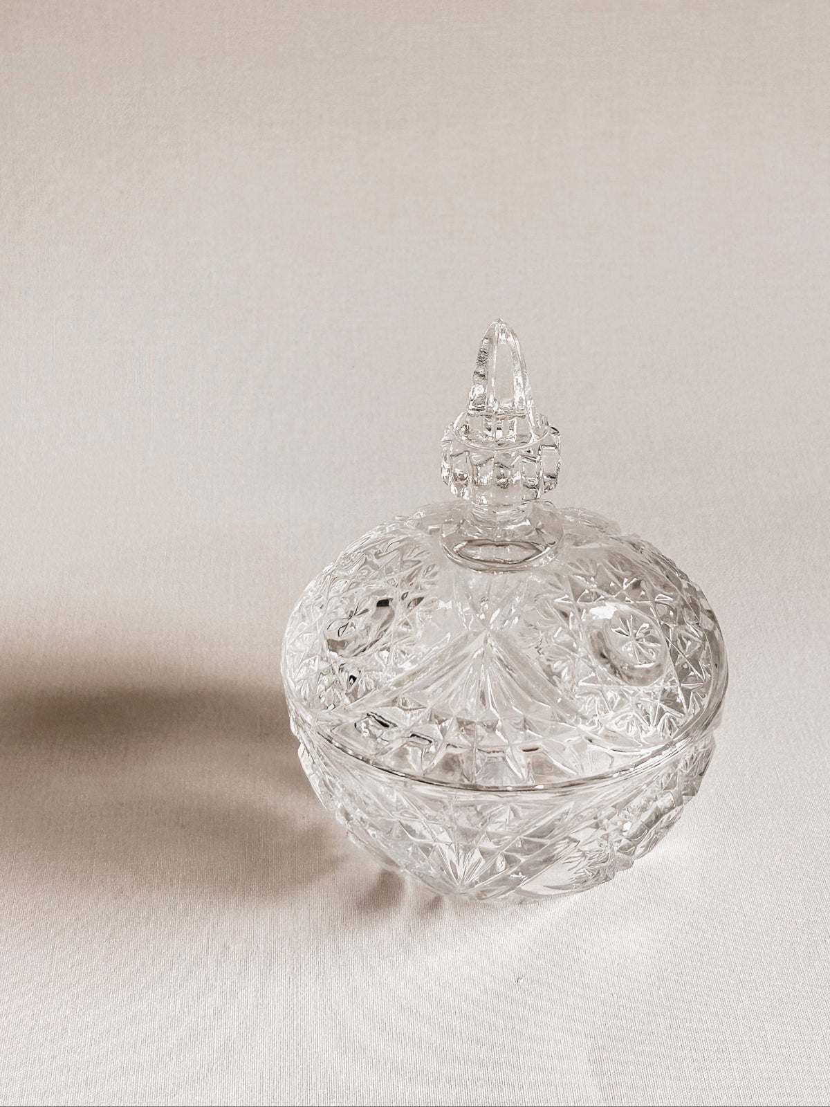 Vintage krystalbonbonnière | Stjerneknop & spids topknop
