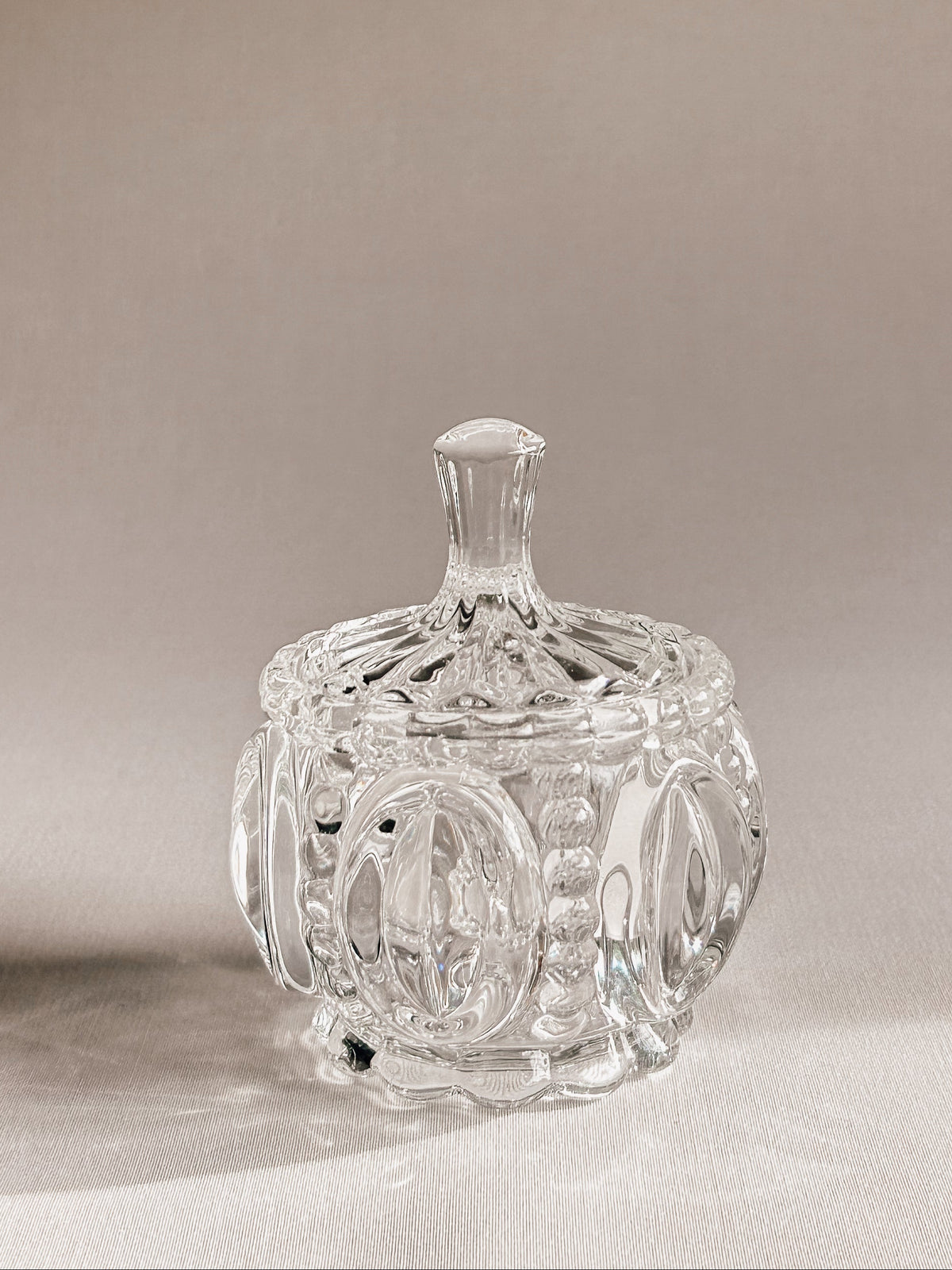 Vintage bonbonnière i presset glas | Fornemt ovalt mønster