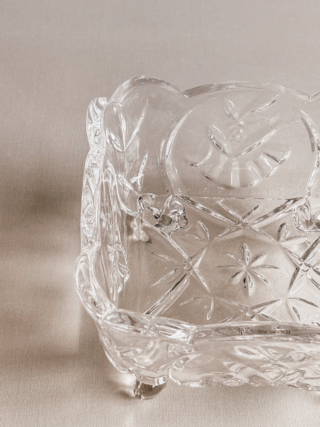 Vintage glasskål med fod | Blomstermønster