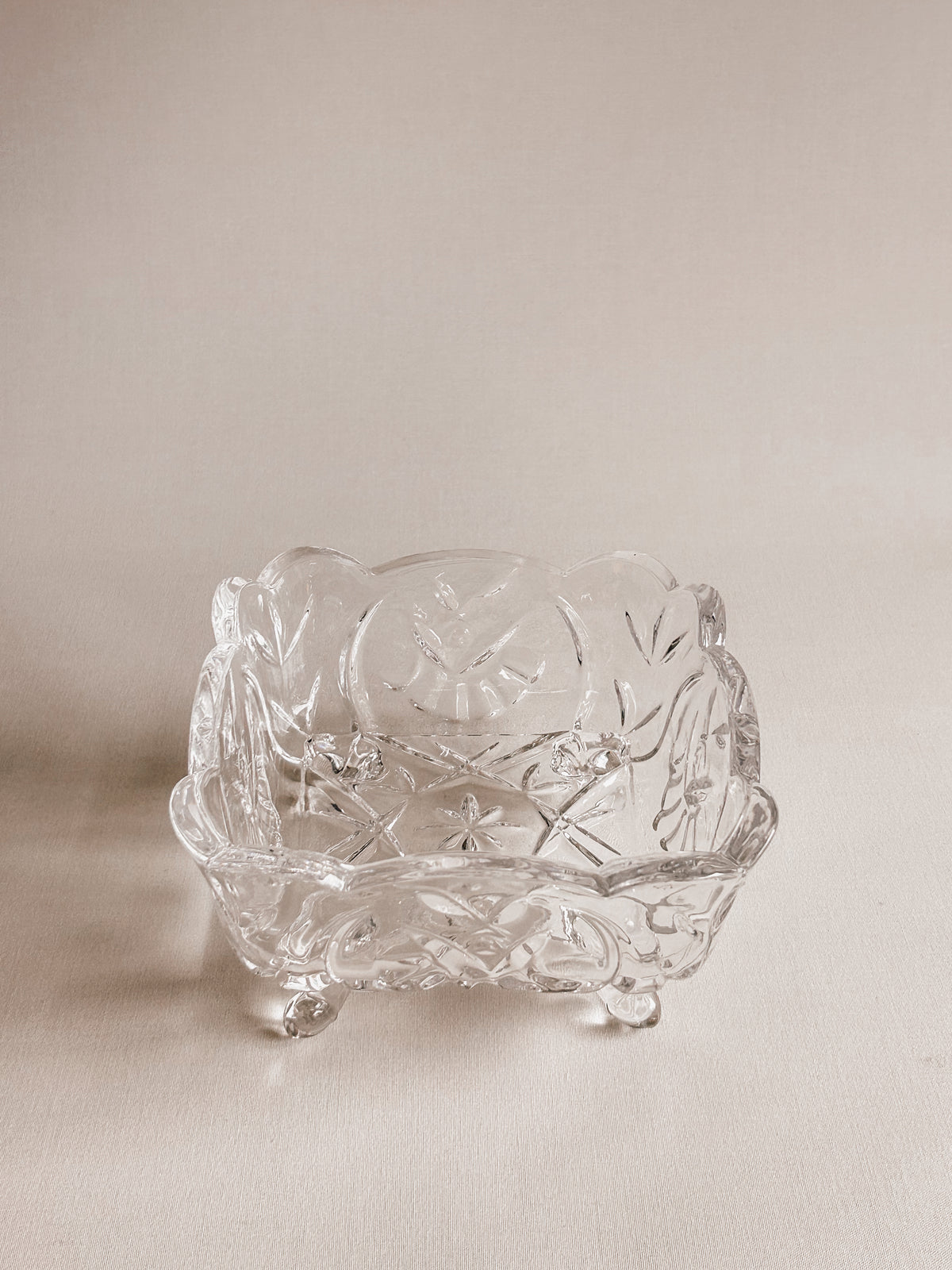 Vintage glasskål med fod | Blomstermønster
