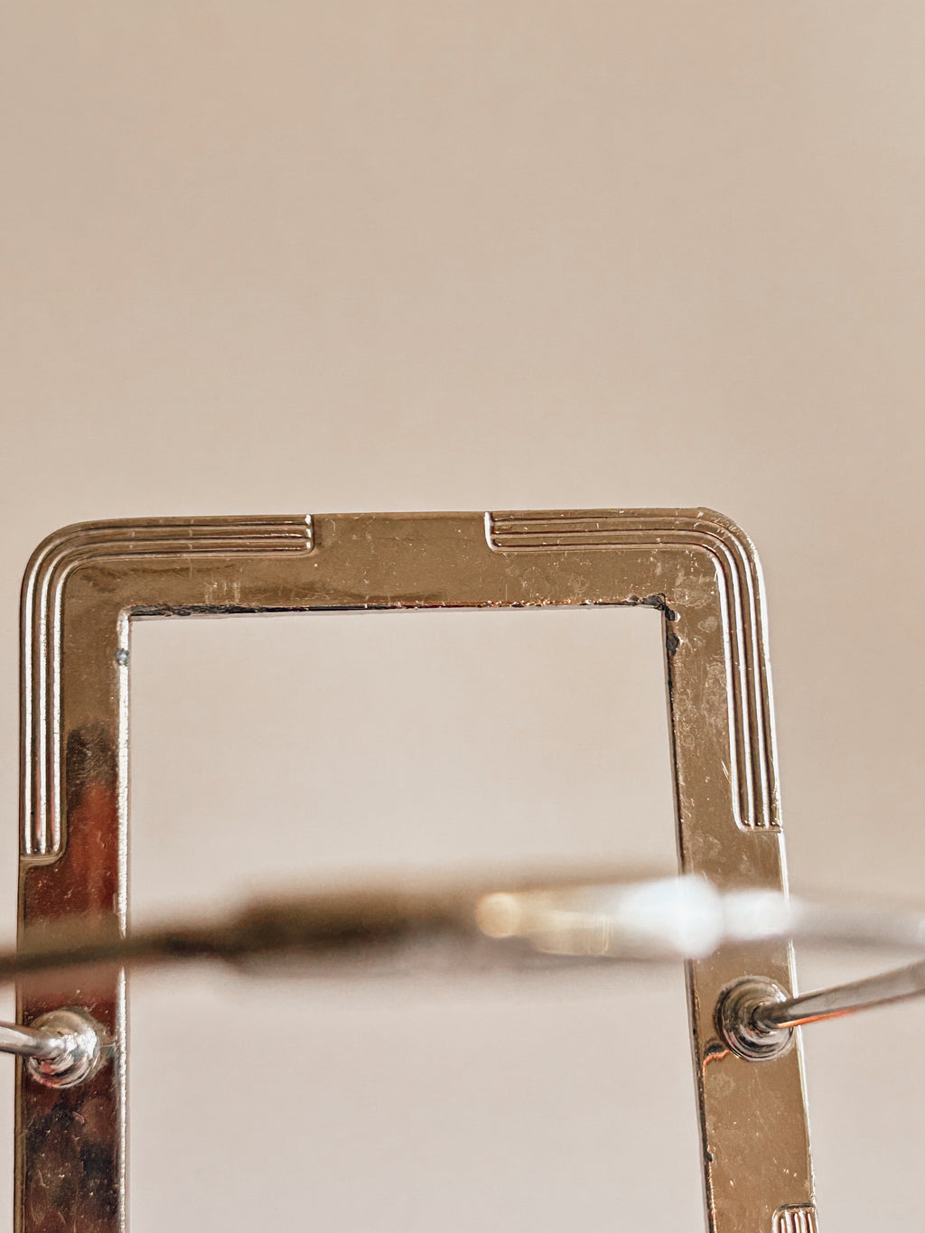 Vintage serveringsfad i krystal med metalholder | Solstrålemønster
