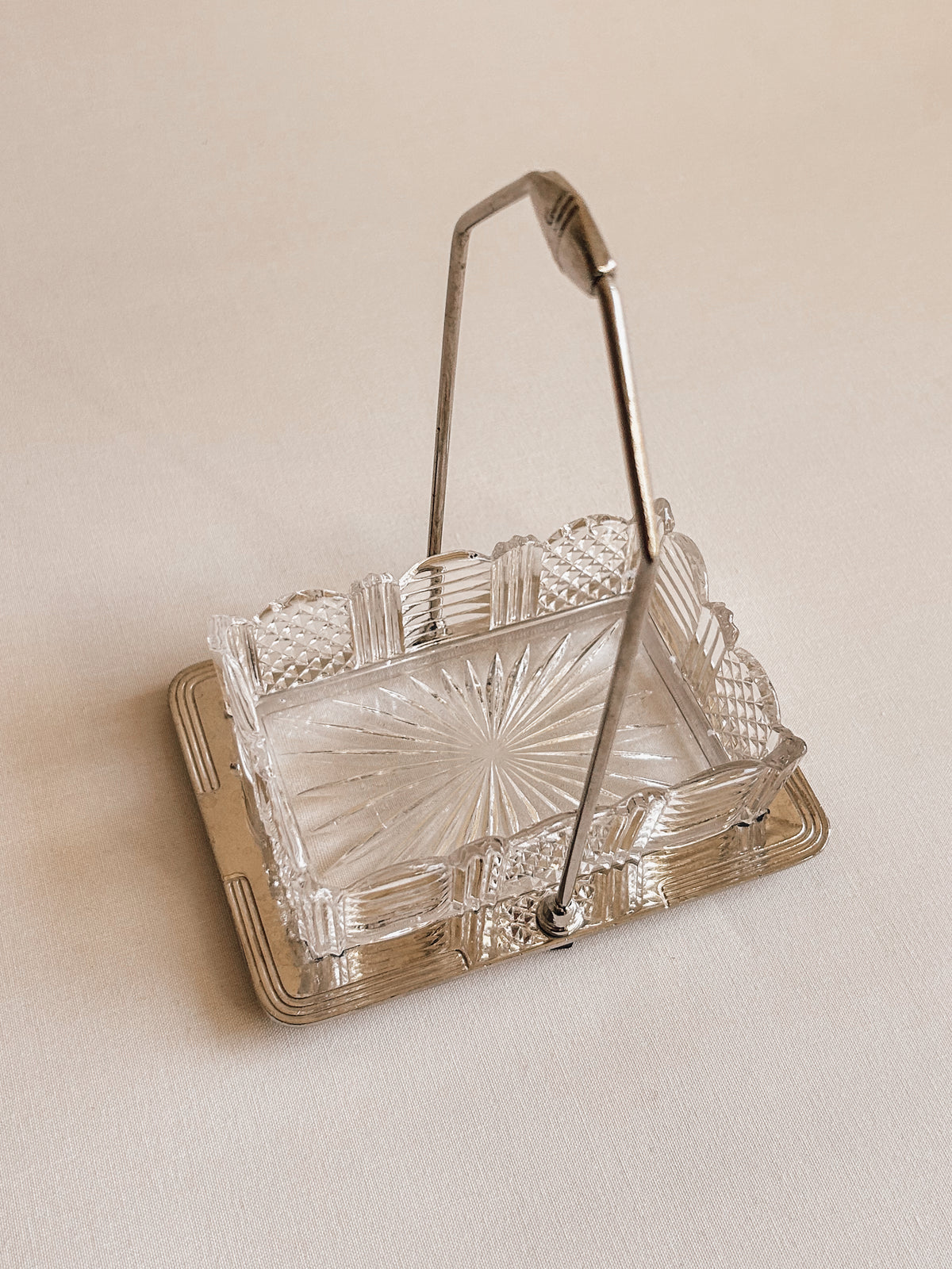 Vintage serveringsfad i krystal med metalholder | Solstrålemønster