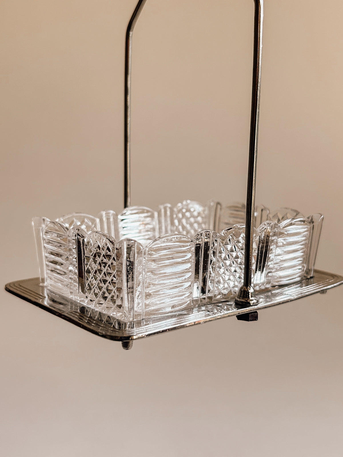 Vintage serveringsfad i krystal med metalholder | Solstrålemønster