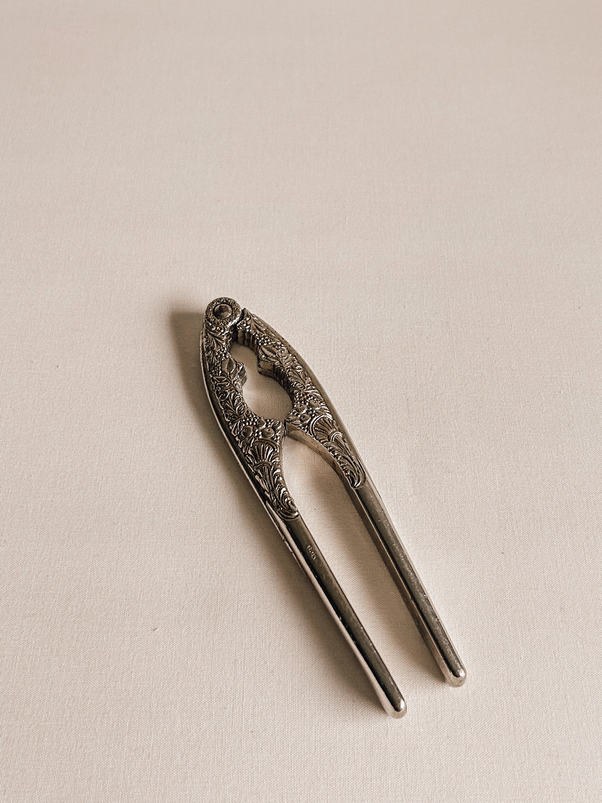 Vintage italiensk ornamenteret nøddeknækker | Blomster- og druemotiv