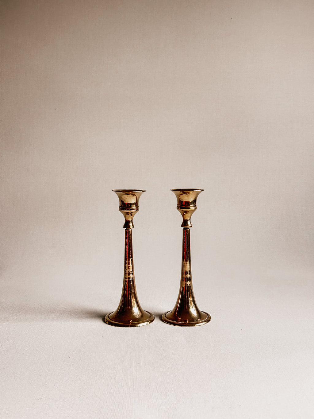 Vintage messinglysestage | Elegant par af trompetlysestage