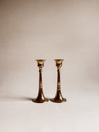 Vintage messinglysestage | Elegant par af trompetlysestage