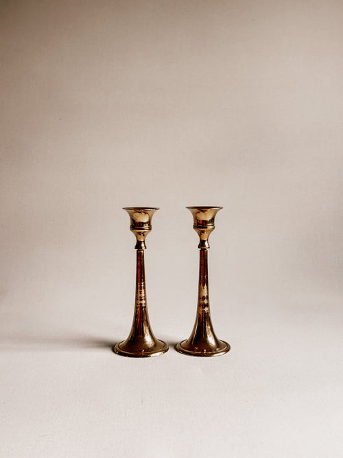 Vintage messinglysestage | Elegant par af trompetlysestage