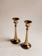 Vintage messinglysestage | Elegant par af trompetlysestage