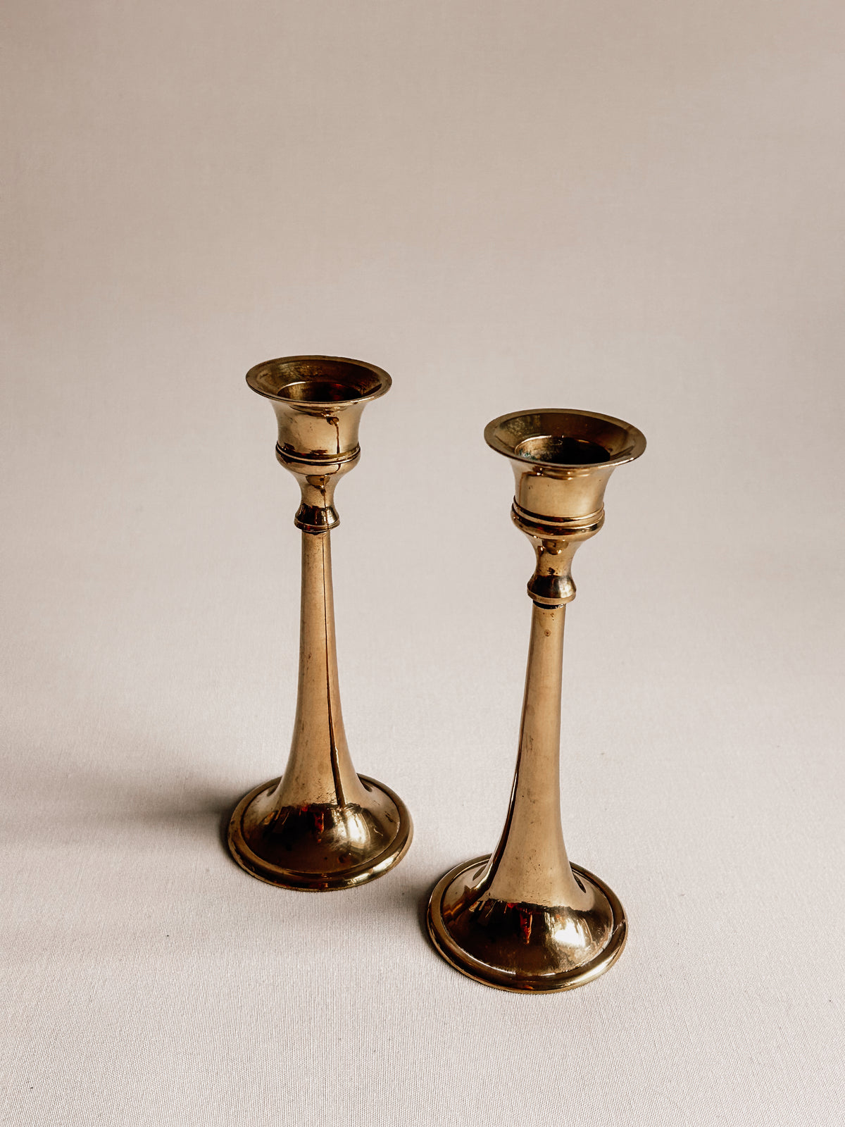 Vintage messinglysestage | Elegant par af trompetlysestage