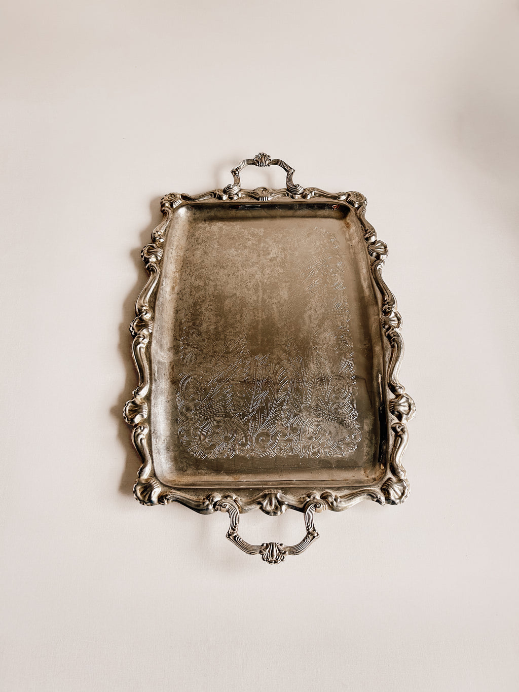 Udsmykket sølvbelagt serveringsbakke | Vintage-graveret design