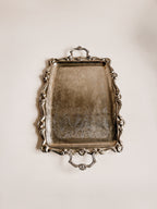 Udsmykket sølvbelagt serveringsbakke | Vintage-graveret design