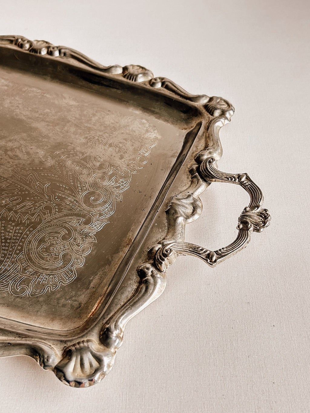 Udsmykket sølvbelagt serveringsbakke | Vintage-graveret design