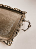 Udsmykket sølvbelagt serveringsbakke | Vintage-graveret design