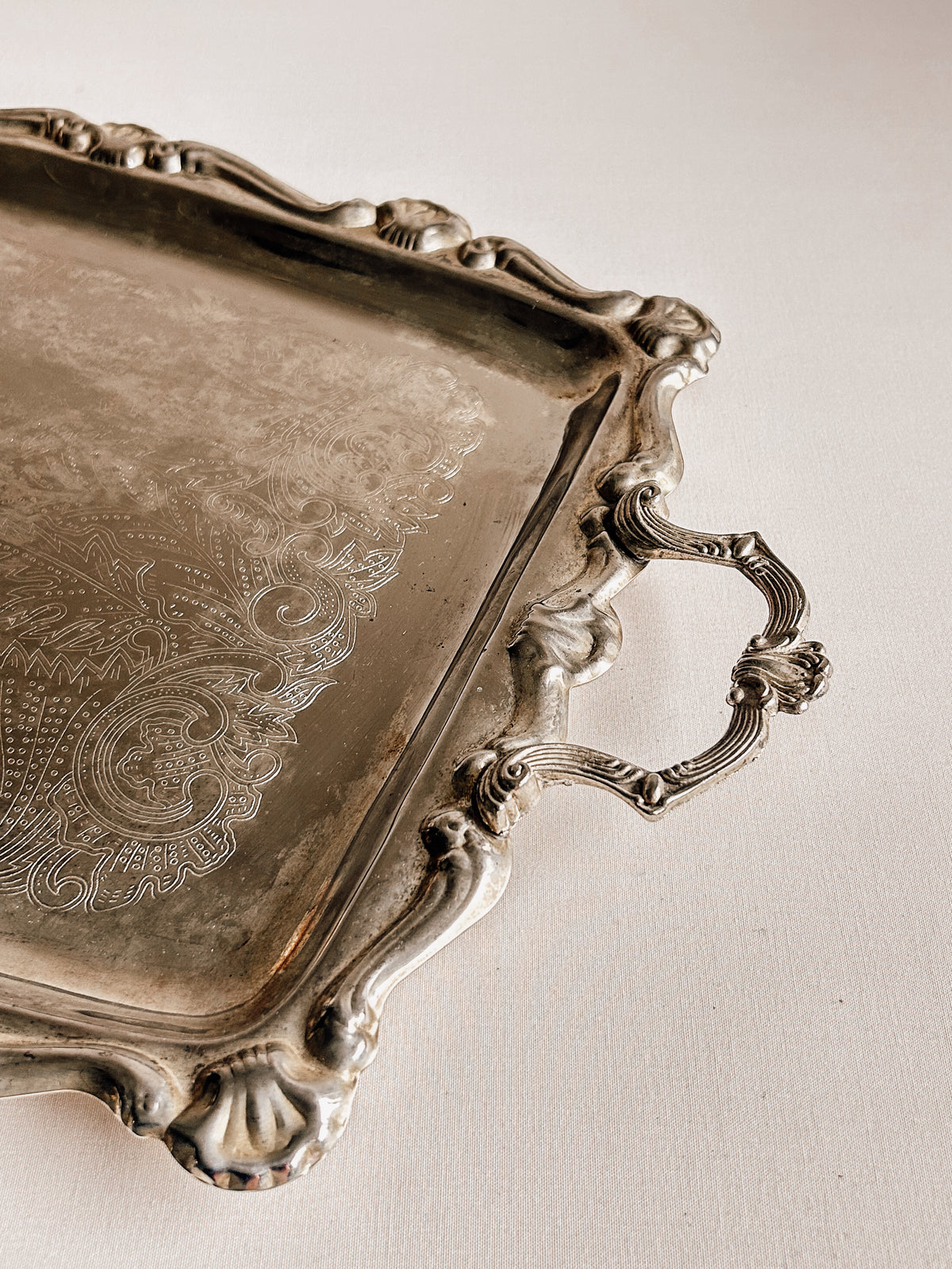 Udsmykket sølvbelagt serveringsbakke | Vintage-graveret design