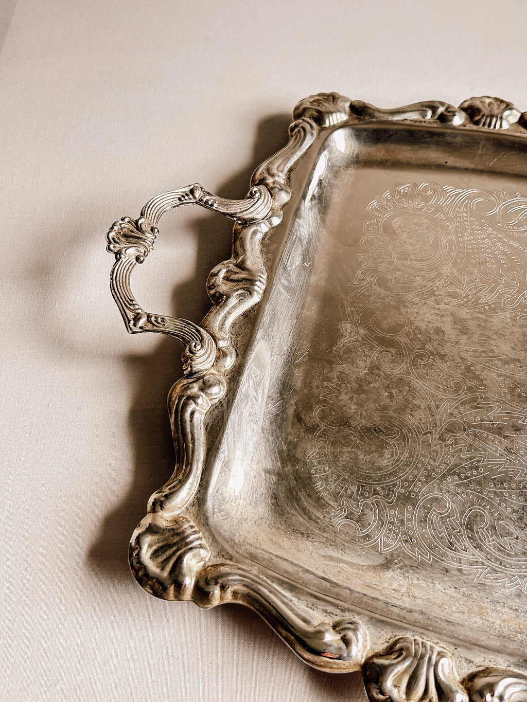 Udsmykket sølvbelagt serveringsbakke | Vintage-graveret design
