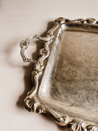 Udsmykket sølvbelagt serveringsbakke | Vintage-graveret design