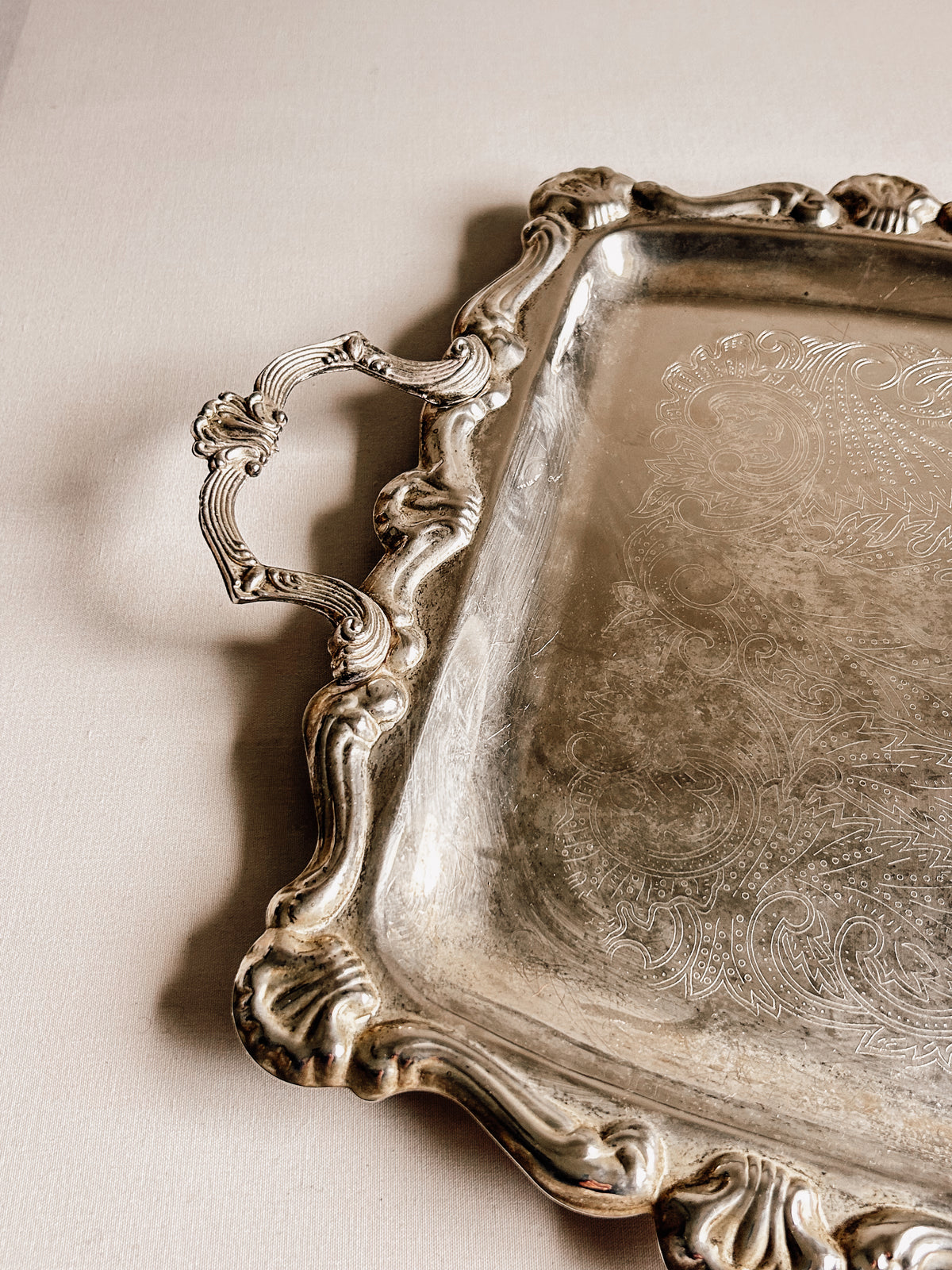 Udsmykket sølvbelagt serveringsbakke | Vintage-graveret design