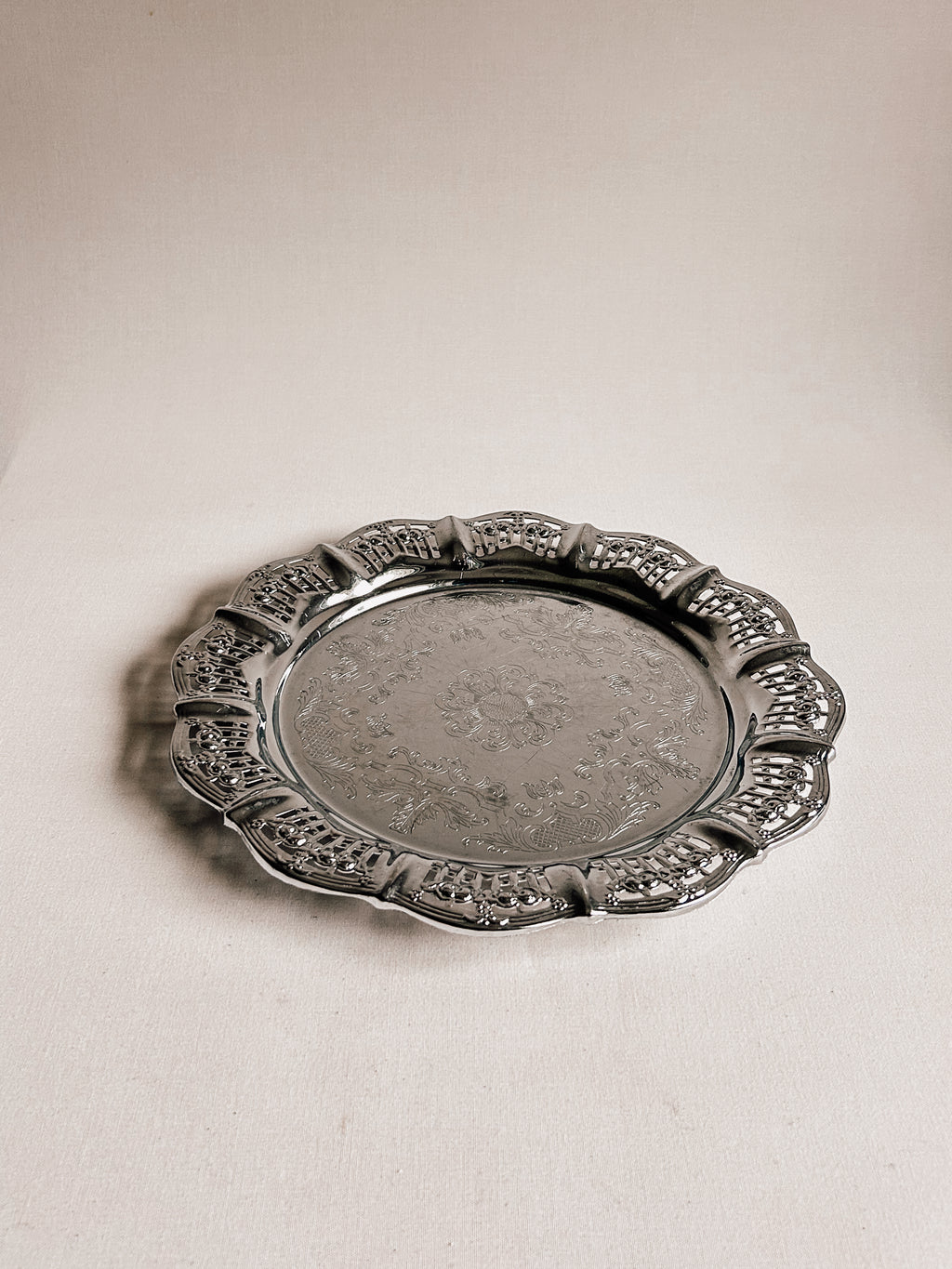 Vintage serveringsbakke med blomstermotiv | Fornem udskåret kant