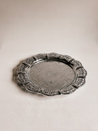 Vintage serveringsbakke med blomstermotiv | Fornem udskåret kant