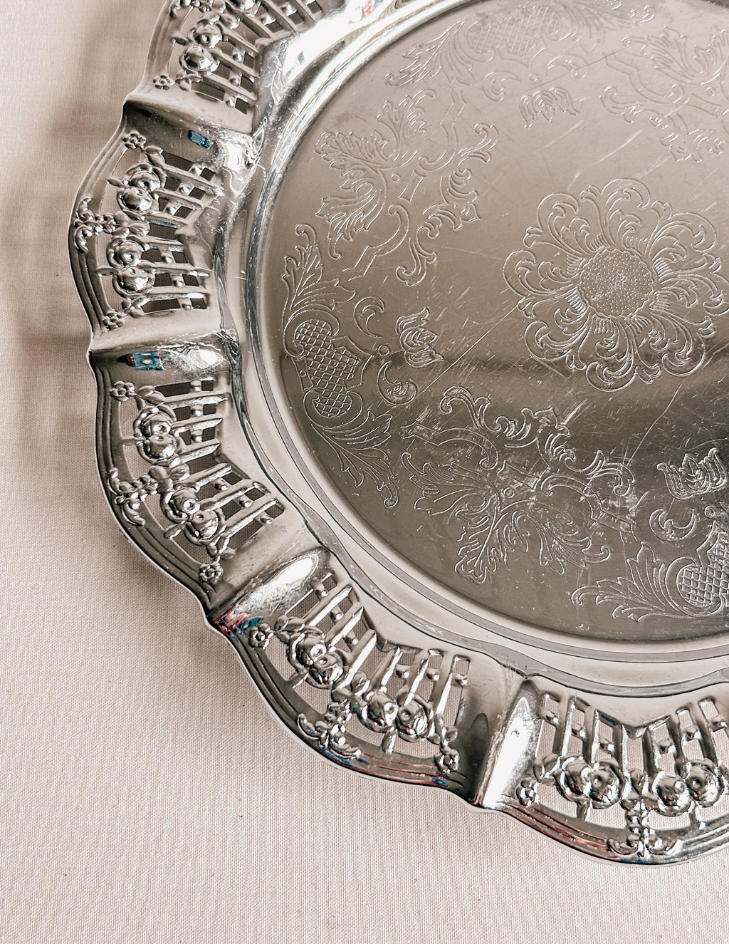 Vintage serveringsbakke med blomstermotiv | Fornem udskåret kant